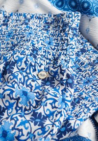 Superdry & Co PRINTED  - Gonna lunga - tala tile border blue