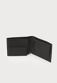 Svart skinnlommebok med bifold-design, flere kortspor og en glatt tekstur. Har logo preget på innsiden.