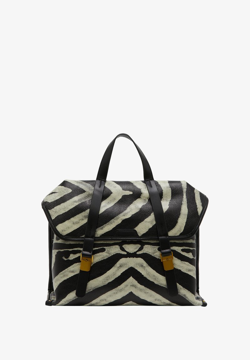 Rucsac cu dungi de zebra alb-negru, cu o suprafață texturată, capac plat, curele din piele neagră și accente din metal de culoare aurie.