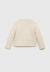 Maglione lavorato a maglia di colore beige chiaro, con scollatura tonda e maniche lunghe, dal taglio morbido e leggermente largo, con bordi puliti.