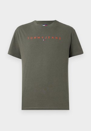Camiseta de algodón verde oliva con mangas cortas y cuello redondo. "TOMMY JEANS" impreso en letras rojas brillantes en el pecho.