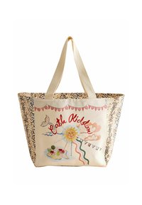 Plátená taška s béžovou látkou, leopardím potlačou, farebnými slnečnými a krajinnými vzormi a červeným textom s nápisom "Cath Kidston."