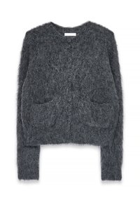 Suéter gris cortado hecho de un material suave y texturizado con escote en V, mangas largas y dos bolsillos frontales. Apariencia suave y cálida.