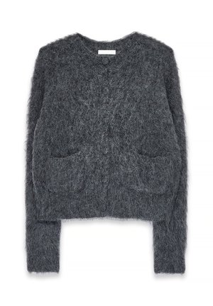 Grau geschnittenes Sweatshirt aus flauschigem, strukturiertem Stoff mit V-Ausschnitt, langen Ärmeln und zwei Vorderaschen. Weiche, warme Ausstrahlung.