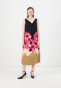  Rochie cu imprimeu floral, cu o parte superioară neagră, flori roz și o jumătate inferioară maro, realizată dintr-un material ușor, cu o croială lejeră.