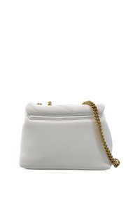 Borsa bianca in pelle con un design a texture trapuntata, dotata di una tracolla in catena dorata. La borsa ha una forma curvata e una chiusura a zip nella parte superiore.