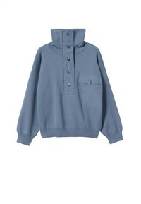 Maglione blu con colletto alto e bottoni, maniche lunghe, polsini e orlo a coste, e una tasca sul petto con bottone sul lato sinistro.