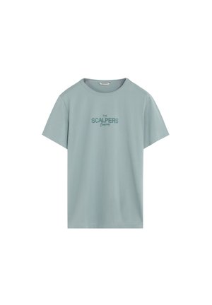 Camiseta de manga corta azul claro hecha de algodón. Presenta un cuello redondo y el texto impreso "THE SCALPERS Company" en azul más oscuro.