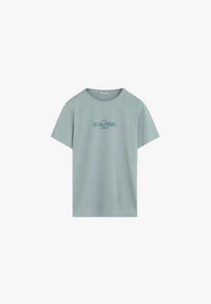 Lichtblauwe t-shirt met korte mouwen van katoen. Heeft een ronde halslijn en bedrukt met de tekst "THE SCALPERS Company" in donkerblauw.