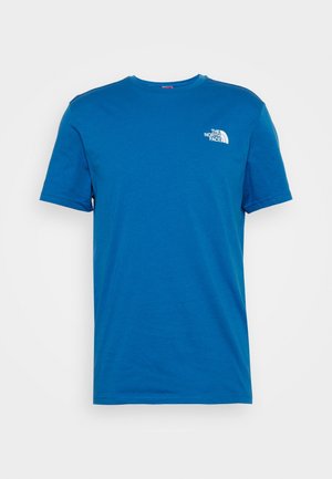 Niebieska koszulka z krótkim rękawem i okrągłym dekoltem z białym logo The North Face na lewej piersi.