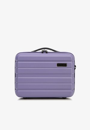 Valigia rigida viola con scanalature orizzontali, manico nero e logo del marchio. Texture liscia con hardware robusto per una maggiore durata.