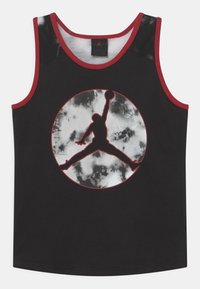 Czarny tank top z czerwonymi akcentami, z dużym szaro-czarnym okrągłym logo przedstawiającym skaczącą postać trzymającą piłkę do koszykówki. Wykonany z tkaniny.