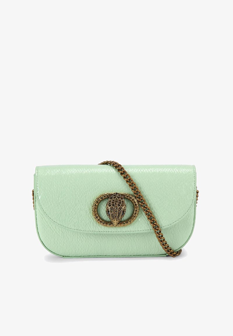 Borsa a tracolla in pelle verde menta con finitura testurizzata, tracolla in catena dorata e chiusura ornata con un design dettagliato.