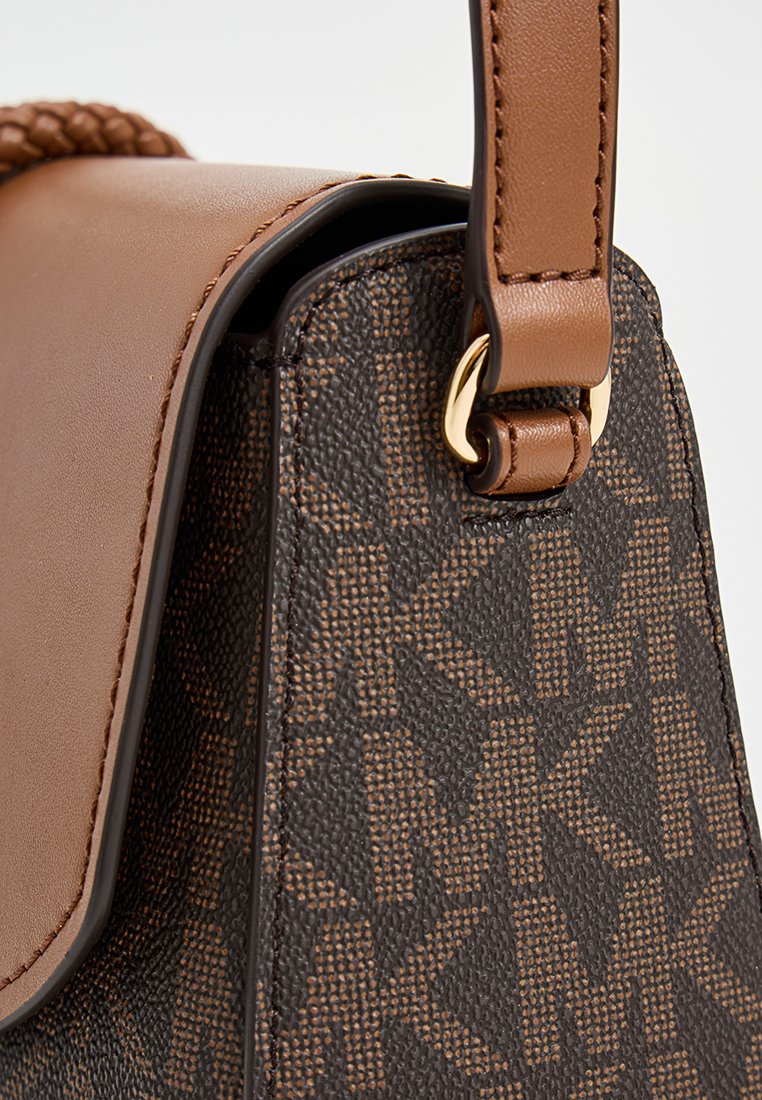 Braune Leder-Handtasche mit strukturiertem Körper und Monogramm-Muster. Mit goldfarbenen Hardware-Details und einem geflochtenen Tragegriff.