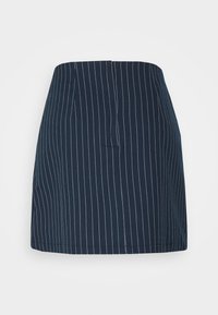 Saia azul-marinho com riscas brancas verticais, apresentando uma textura suave e uma leve forma em A. Inclui dois bolsos à frente, com design ajustado.