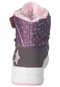Zapatilla alta de color púrpura y rosa con parte superior sintética, patrón de estrellas, forro de peluche sintético y correa de Velcro. Suela blanca con acentos rosas.