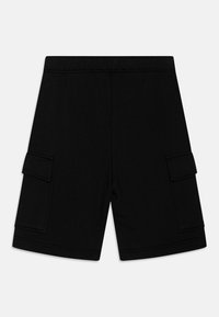 Pantaloni cargo neri in cotone misto, con due tasche laterali, vita elastica e orlo cucito. Texture liscia, design casual.