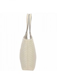 Torebka tote z kremowej skóry ekologicznej z teksturą w zygzak, z podwójnymi uchwytami i eleganckim, zwężającym się kształtem. Wymiary: około 30 cm wysokości.