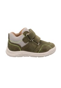 Grüner Wildlederschuh mit Mesh-Akzenten, ausgestattet mit Klettverschlüssen, hellgrüner Naht und einer weißen Gummisohle mit punktierter Textur.