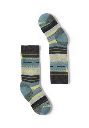 Par de calcetines de longitud media con rayas horizontales en azul, gris, amarillo, negro y verde, colocados planos sobre fondo blanco.