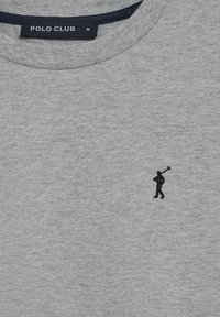 Grijze katoenen t-shirt met een kleine zwarte geborduurde figuur met een klub op de linker borst. Etiket zegt "POLO CLUB" met maat "M."