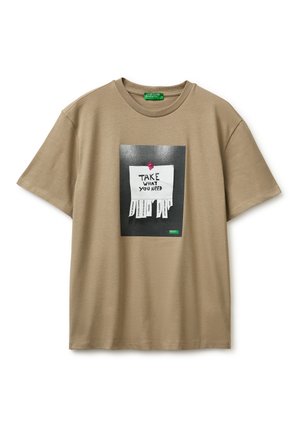 Beige T-shirt met een afbeelding van een vastgeplakte notitie met de tekst "Neem wat je nodig hebt" en afritsbare strookjes met positieve woorden zoals "Hoop" en "Liefde".