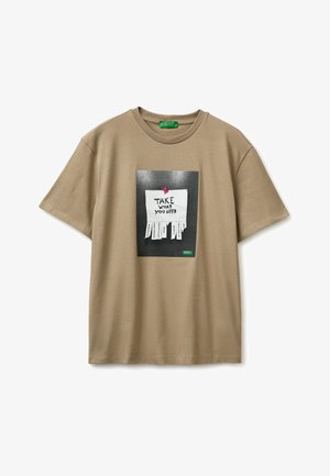 Beige T-shirt met een afbeelding van een vastgeplakte notitie met de tekst "Neem wat je nodig hebt" en afritsbare strookjes met positieve woorden zoals "Hoop" en "Liefde".