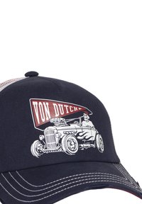 Casquette de baseball bleu marine avec un dos en mesh, arborant un graphique blanc d'une voiture vintage et le texte "VON DUTCH" sur une bannière rouge au-dessus.