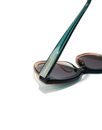 Rudos ir mėlynas gradientas saulės akiniams su širdies forma, tamsiais lęšiais, lieknomis šakėmis ir sidabro detalėmis.