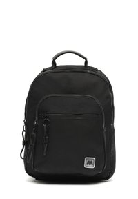 Černý batoh s hladkým nylonovým povrchem, vybavený horním madlem, přední kapsou na zip a nášivkou s logem. Obdélníkový tvar a nastavitelné popruhy.