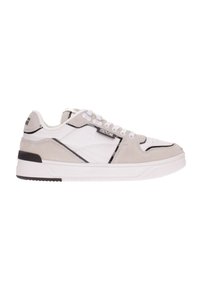 Sneaker bianca con accenti in suede grigio, tomaia in pelle, dettagli neri, suola testurizzata e lacci piatti. Logo sul lato e sul retro.