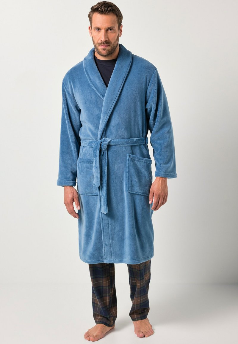 Modrý, měkký fleecový župan s páskem v pase, šálovým límcem a dvěma předními kapsami, v kombinaci s kostkovanými pyžamovými kalhotami.