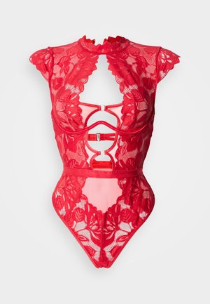 Body en dentelle rouge avec manches courtes, col haut et détails découpés. Présente des motifs floraux et une texture légèrement transparente.