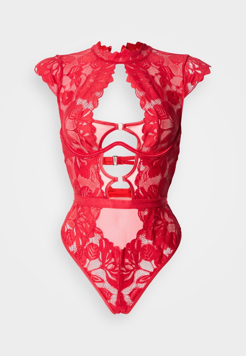 Body en dentelle rouge avec manches courtes, col haut et détails découpés. Présente des motifs floraux et une texture légèrement transparente.