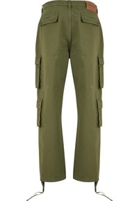 Oliivroheline cargo pant, millel on lõdvestatud lõige, mitmed küljetaskud, reguleeritavad säärepaelad ja pruun nahkne vöölabel.