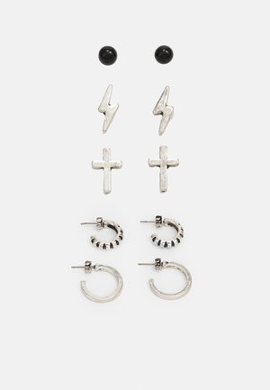 Set di quattro orecchini: due a forma di fulmine in argento, due a forma di croce in argento, un orecchino ad anello texturizzato in argento e un orecchino ad anello liscio in argento. Inclusi accenti neri.