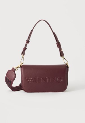 Бордова кожена раница Valentino с ембосирано лого отпред, златни елементи и регулируема презрамка с детайл с брандирана тъкан.