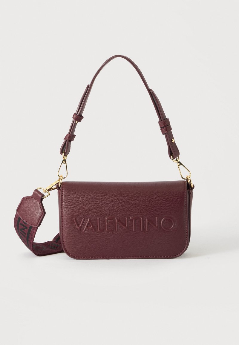Μπορντό δερμάτινη τσάντα ώμου Valentino με ανάγλυφο λογότυπο στο μπροστινό μέρος, χρυσά μεταλλικά στοιχεία και ρυθμιζόμενο λουράκι με υφασμάτινη λεπτομέρεια με το λογότυπο.