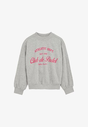 Siva jopa z okroglim izrezom in rebrastimi manšetami. Na njej je roza napis "Athletic Dept. EST 1986 Club de Padel Edition Sportive."