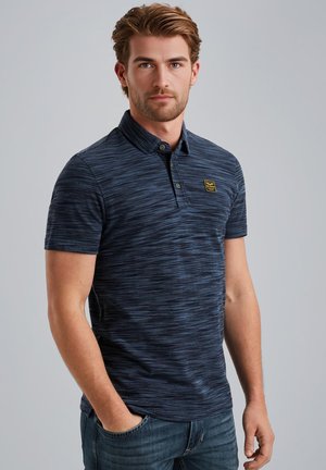 Polo bleu marine avec un motif texturé à rayures, manches courtes et une patte de boutonnage à trois boutons. Comprend un petit patch de logo jaune.