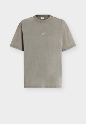 Πολύ μεγάλο κοντομάνικο T-shirt με στρογγυλή λαιμόκοψη σε ξεβαμμένο ελαιδί χρώμα με μικρό λευκό αφηρημένο λογότυπο στο κέντρο του στήθους.