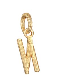 Goldfarbener Anhänger mit einer strukturierten, gehämmerten Schlaufe und einem Buchstaben "W"-Design mit einer holzähnlichen Oberfläche.