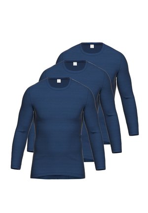 Drei dunkelblaue Langarmshirts mit Rundhalsausschnitt und dünnen horizontalen Streifen, überlappend vor weißem Hintergrund dargestellt.