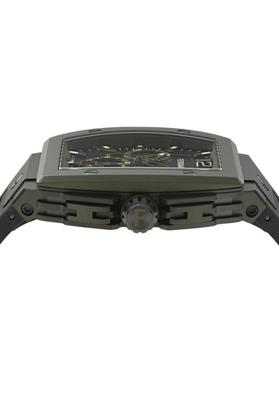 Must ristmik kell musta värvi, kõverda sihverplaadiga, nähtavate kruvidega ja küljes krooniga, millel on täht "F".