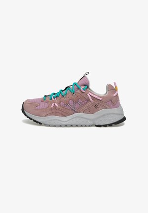 Baskets en daim violet avec des lacets turquoise, accents gris et une semelle intermédiaire texturée blanche. Equipées d'une semelle extérieure noire robuste pour une meilleure traction.