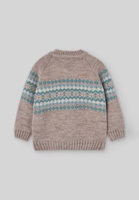 Pull en tricot avec une texture douce, présentant une base beige, des motifs géométriques bleu clair et marron, et des poignets et un ourlet côtelés.