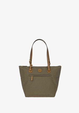 Borsa a spalla verde oliva con dettagli in pelle marrone, con due manici, chiusura con zip e una tasca frontale con etichetta decorativa.