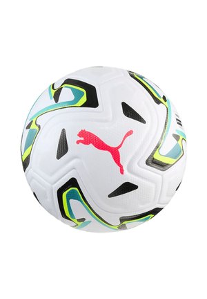 Weißer Fußball mit schwarzen, blauen und gelben abstrakten Mustern und einem roten Puma-Logo auf weißem Hintergrund.