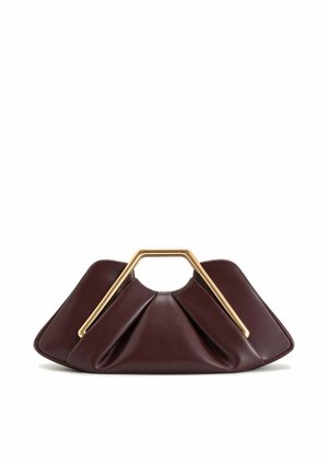 Pochette en cuir marron foncé avec poignée métallique triangulaire dorée structurée et design plissé à l'avant.