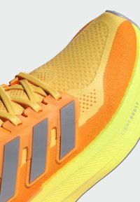 adidas Performance ULTRABOOST 5 - Katujuoksukengät - spark   halo silver   lucid lemon